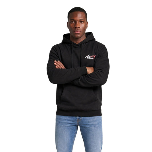 Felpa Nera Tommy Jeans; 100% Cotone Rigenerato. Cappuccio con coulisse, tasca a marsupio, logo ricamato. Morbida, sostenibile e versatile. Il must-have per la mezza stagione. Vista frontale 