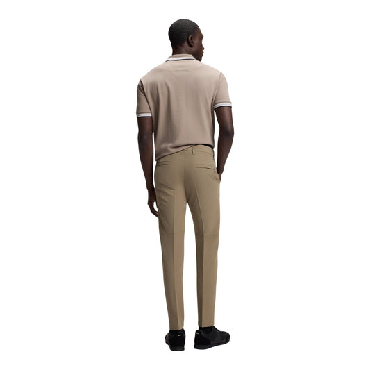 Pantaloni Boss T_Commuter; Slim Fit, tessuto tecnico 95% poliestere e 5% elastam. Altamente elasticizzati, antipiega e resistenti. Design minimalista e moderno, perfetti per un look urban-business dinamico. Vista posteriore 