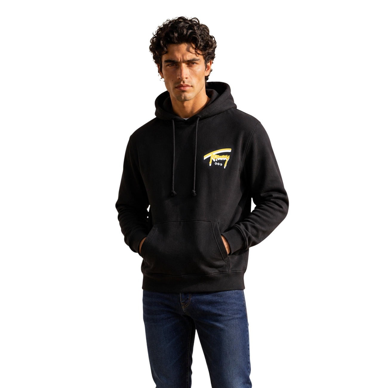 Felpa Tommy Hilfiger Jeans uomo nera DM0DM23583 graffiti NYC. Felpa in cotone con cappuccio, tasca a marsupio frontale e grafica logo Tommy street art stampata sul petto e sul retro, abbigliamento casual uomo.