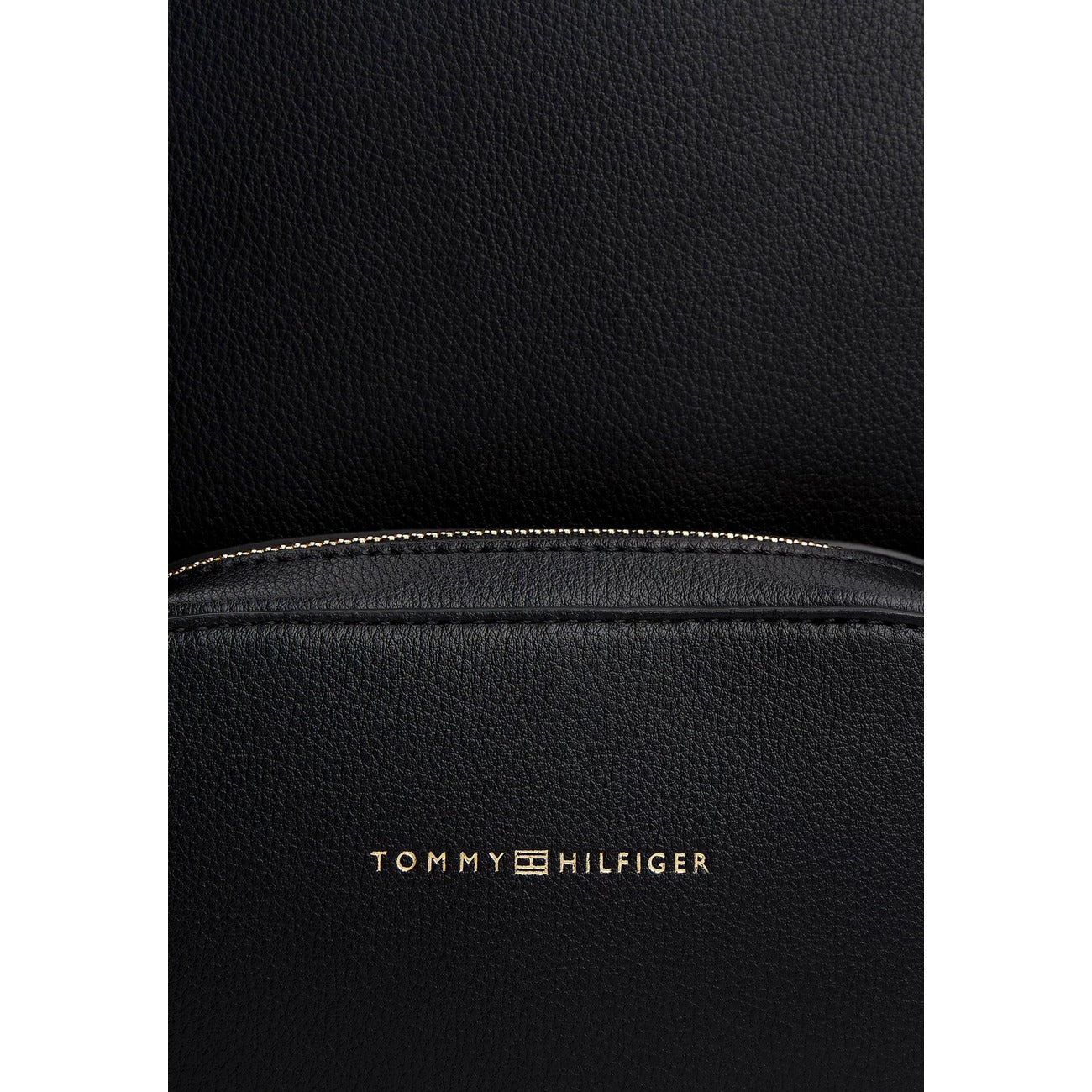 Zaino donna Tommy Hilfiger; 100% Poliuretano Nero. Dettagli dorati, tasca esterna, spallacci regolabili. Zaino compatto ed elegante, stile casual-chic 4 stagioni. Dettaglio logo 