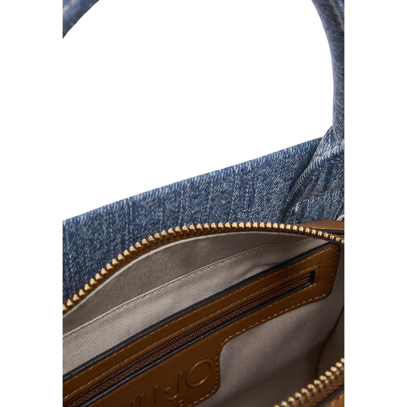 Borsa Liu Jo Denim Azzurro; 100% Cotone. Chiusura con zip, scomparto centrale, charms removibili e tracolla inclusa. Dimensioni 25x21x11 cm. Zainetto a mano piccolo, stile Primavera/Estate. Vista apertura 
