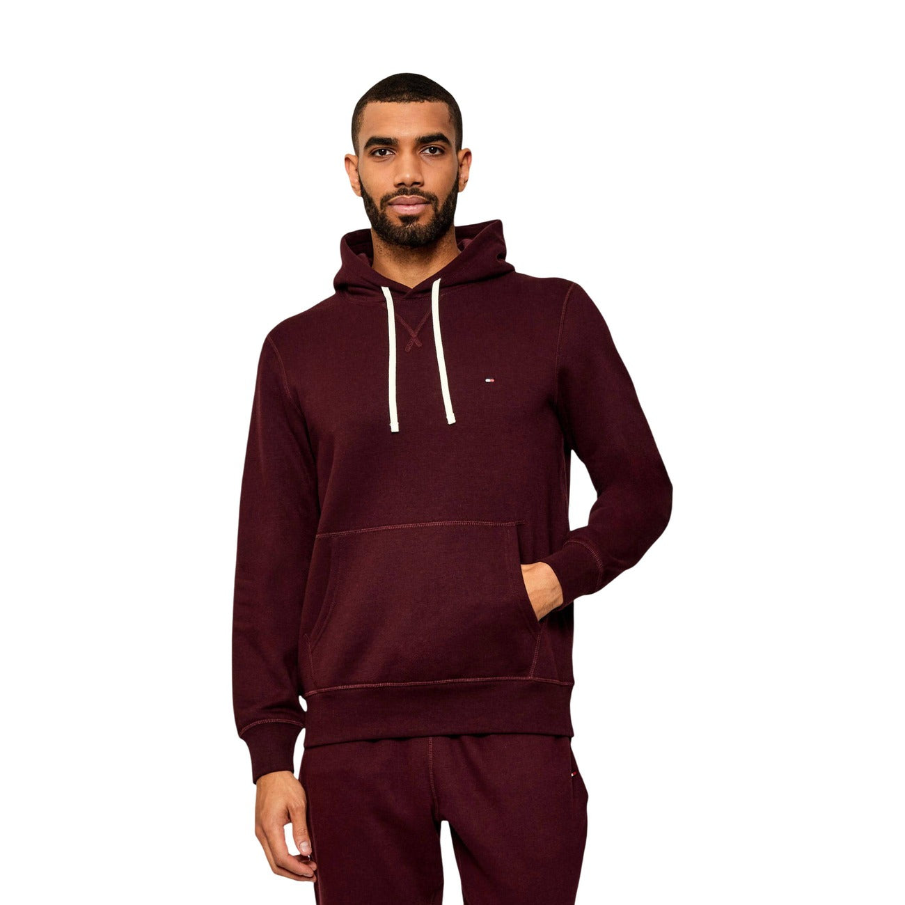 Felpa Tommy Hilfiger uomo bordeaux con cappuccio MW0MW39997. Felpa in misto cotone spazzolato effetto manopesca con tasca a marsupio frontale, coulisse a contrasto e logo ricamato, abbigliamento uomo autunno inverno.
