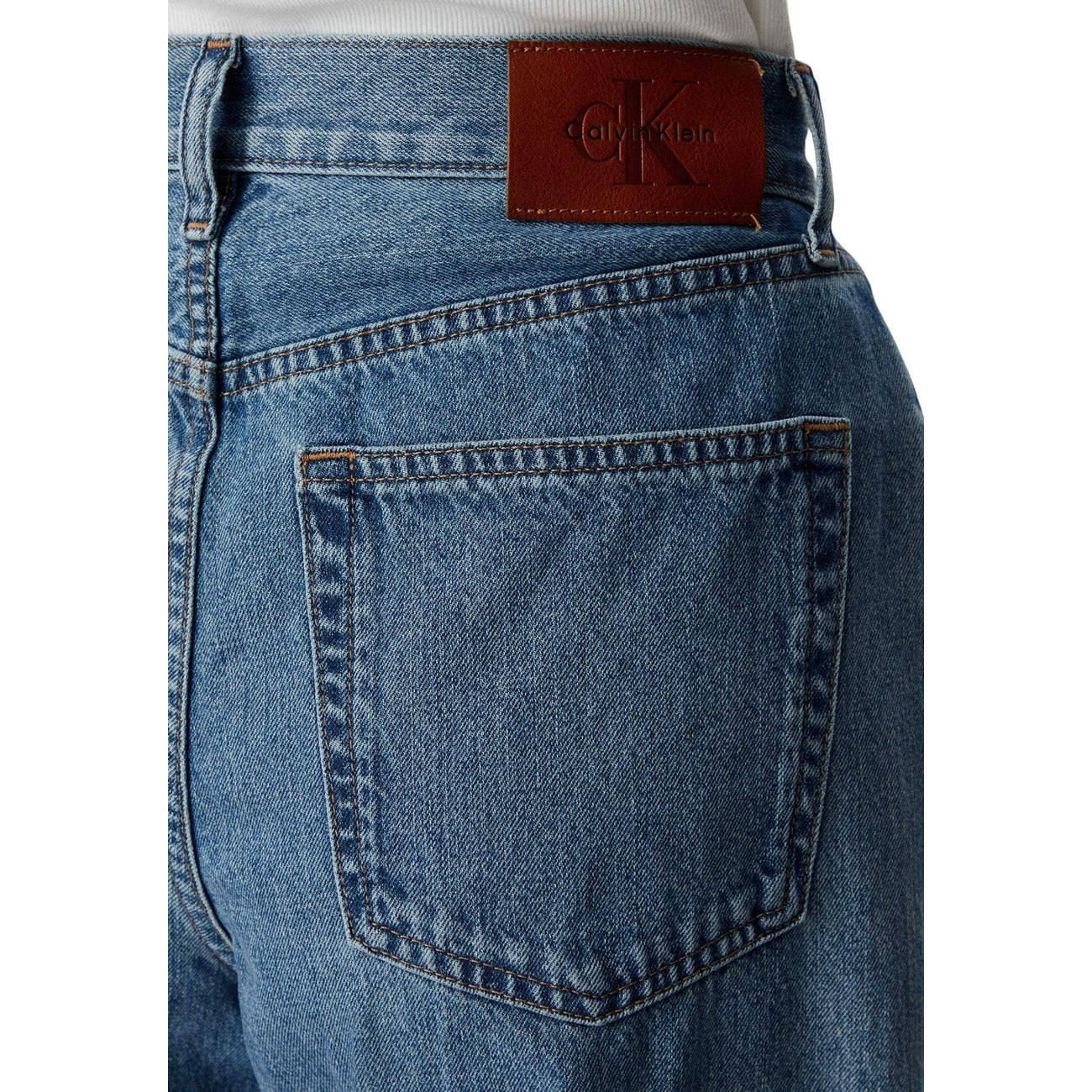 Jeans Calvin Klein Jeans donna blu modello LV047G748G. Pantaloni in denim mom fit regular in 100% cotone tinta unita, caratterizzati da taglio cropped alla caviglia, cinque tasche classiche e salpa con logo posteriore, stile casual per quattro stagioni.
