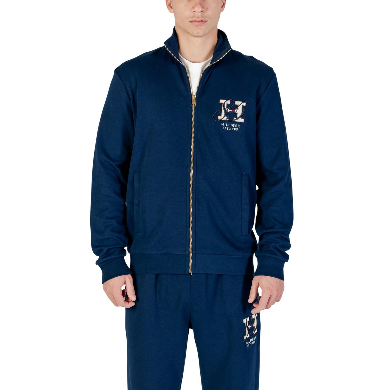 Felpa Tommy Hilfiger Diwali; Blu, Misto Cotone Rigenerato. Chiusura con zip, colletto alto, tasche laterali. Logo stampato, vestibilità confortevole, stile sostenibile per il tempo libero.