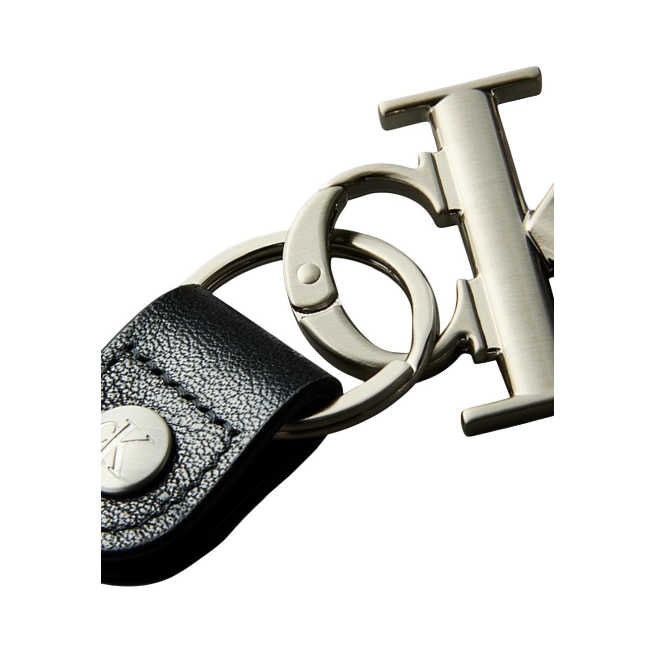Portachiavi Monogramma; design metallico, lega di zinco/ferro. L'accessorio essenziale per uno stile di vita moderno. Dettaglio 