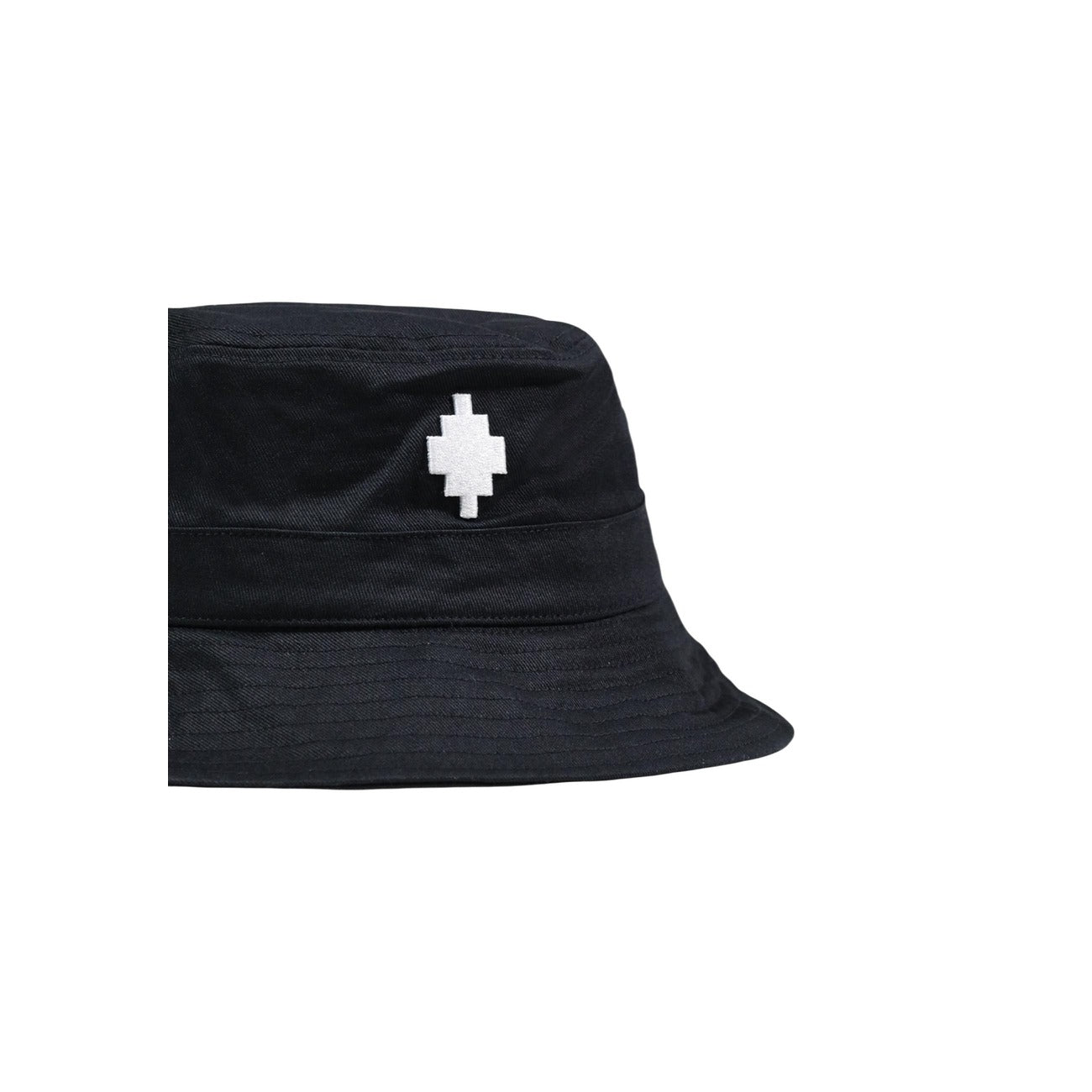 County of Milan Bucket Hat; 100% cotone, ricamo a contrasto, traspirante, design urbano. L'icona dello streetwear per le tue giornate all'aperto. Dettaglio logo 