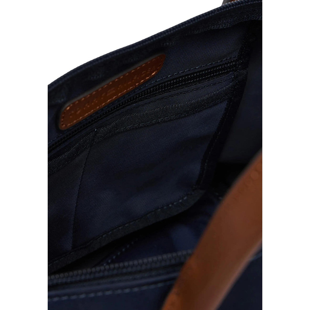 Mini Tote Tommy Hilfiger Blu; Nylon riciclato e Pelle. Chiusura con zip, manici rigidi e tracolla removibile. Dettaglio logo metallico e bande Corporate. Dimensioni 20x11x11 cm. Design iconico e sostenibile. Dettaglio interna 