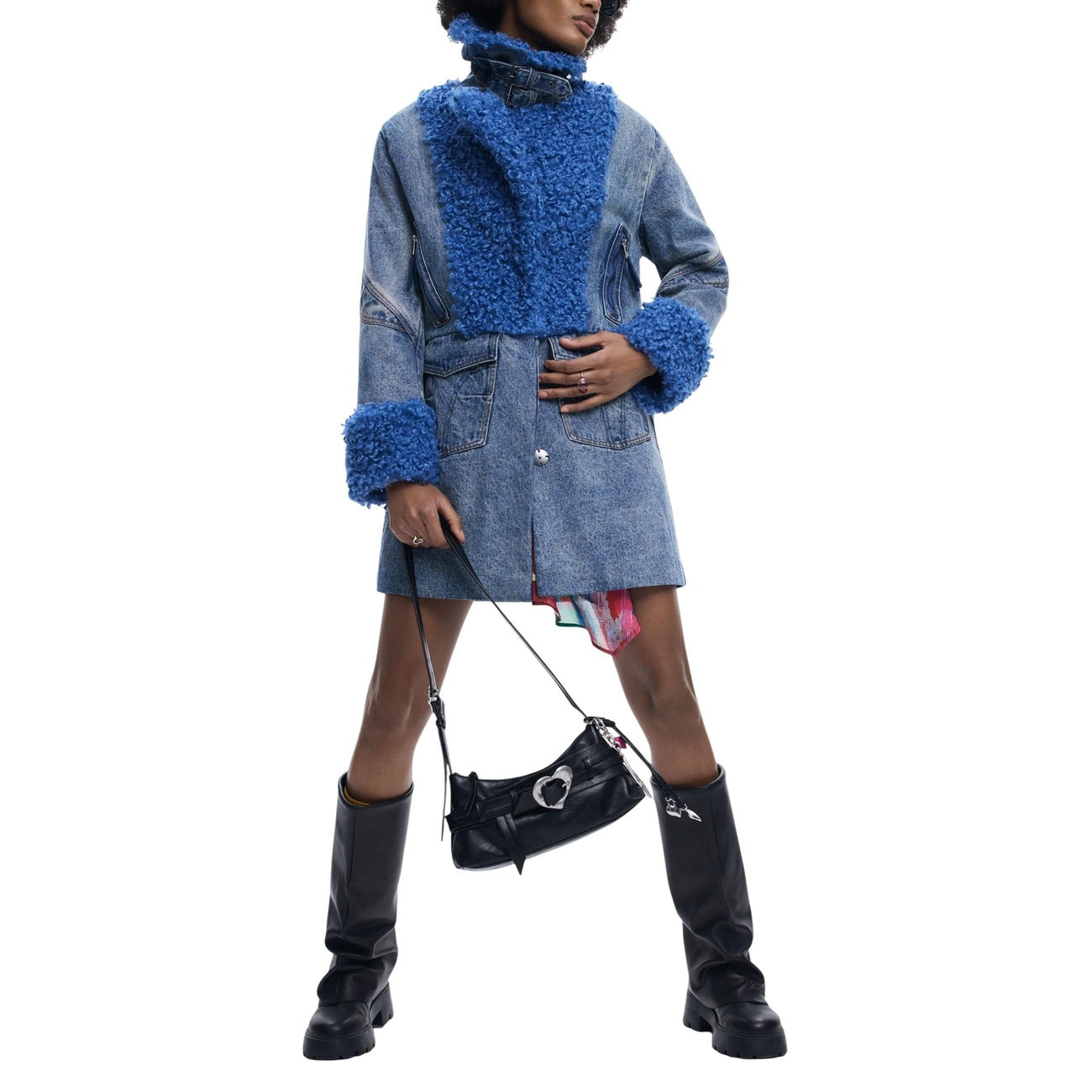 Cappotto Desigual donna blu ibrido denim pelliccia con bottoni cappuccio manica lunga 100% cotone - vista frontale indossato da modello
