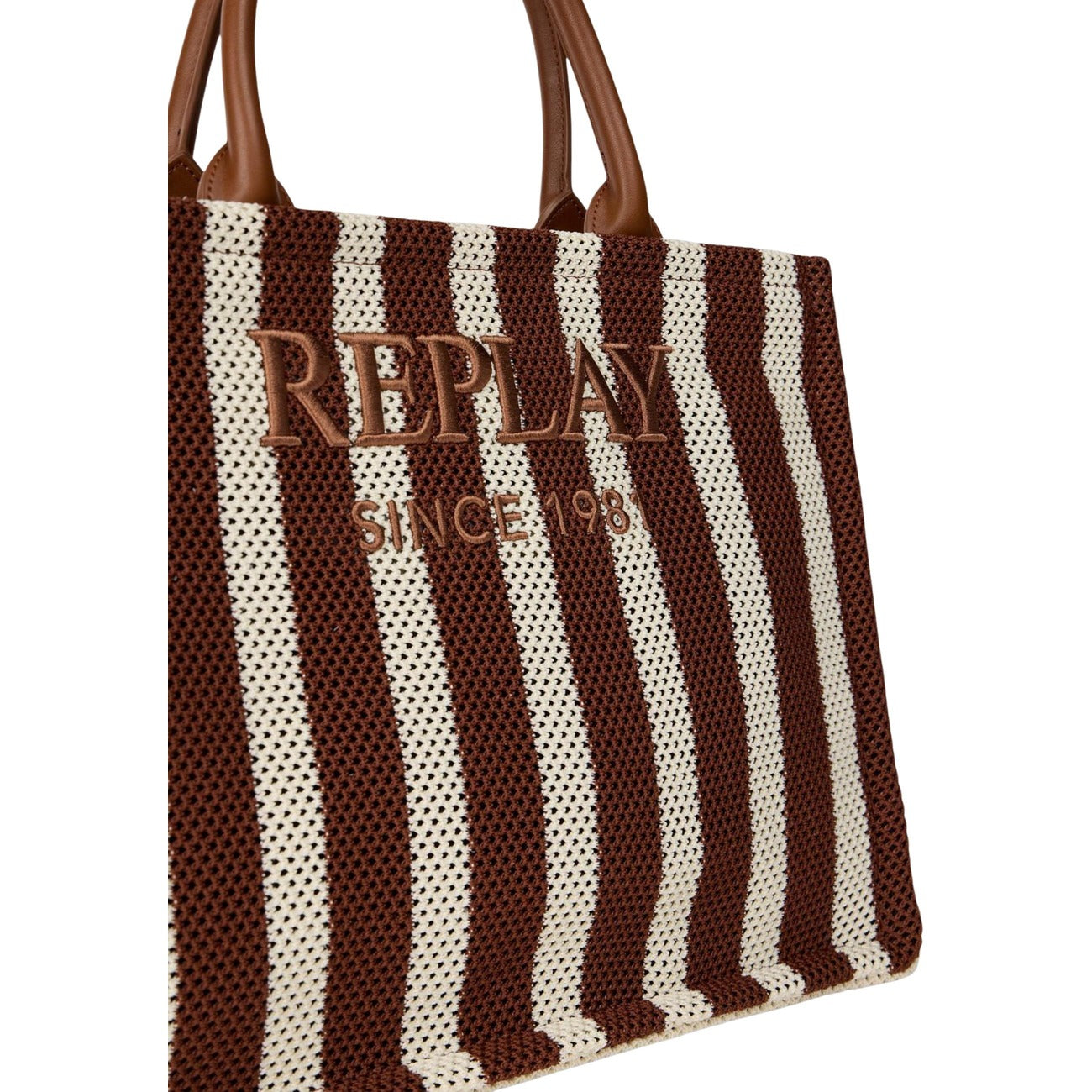 Borsa Tote Replay a righe Bianco/Marrone. Logo ricamato, chiusura con zip, doppi manici e tracolla. Dimensioni maxi 39x30x15 cm. Design bicolore leggero e resistente per la stagione estiva e oltre. Dettaglio logo 