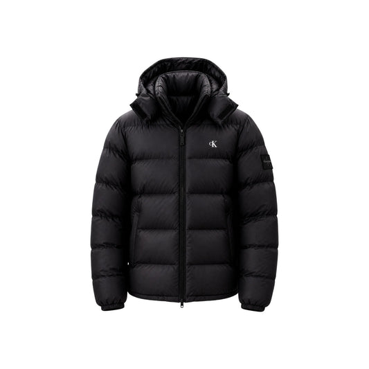 Piumino Calvin Klein uomo nero LV04RG515G. Giaccone invernale pesante in poliestere riciclato ecosostenibile con logo cK ricamato, cappuccio, tasche laterali oblique e vestibilità regolare normal fit.