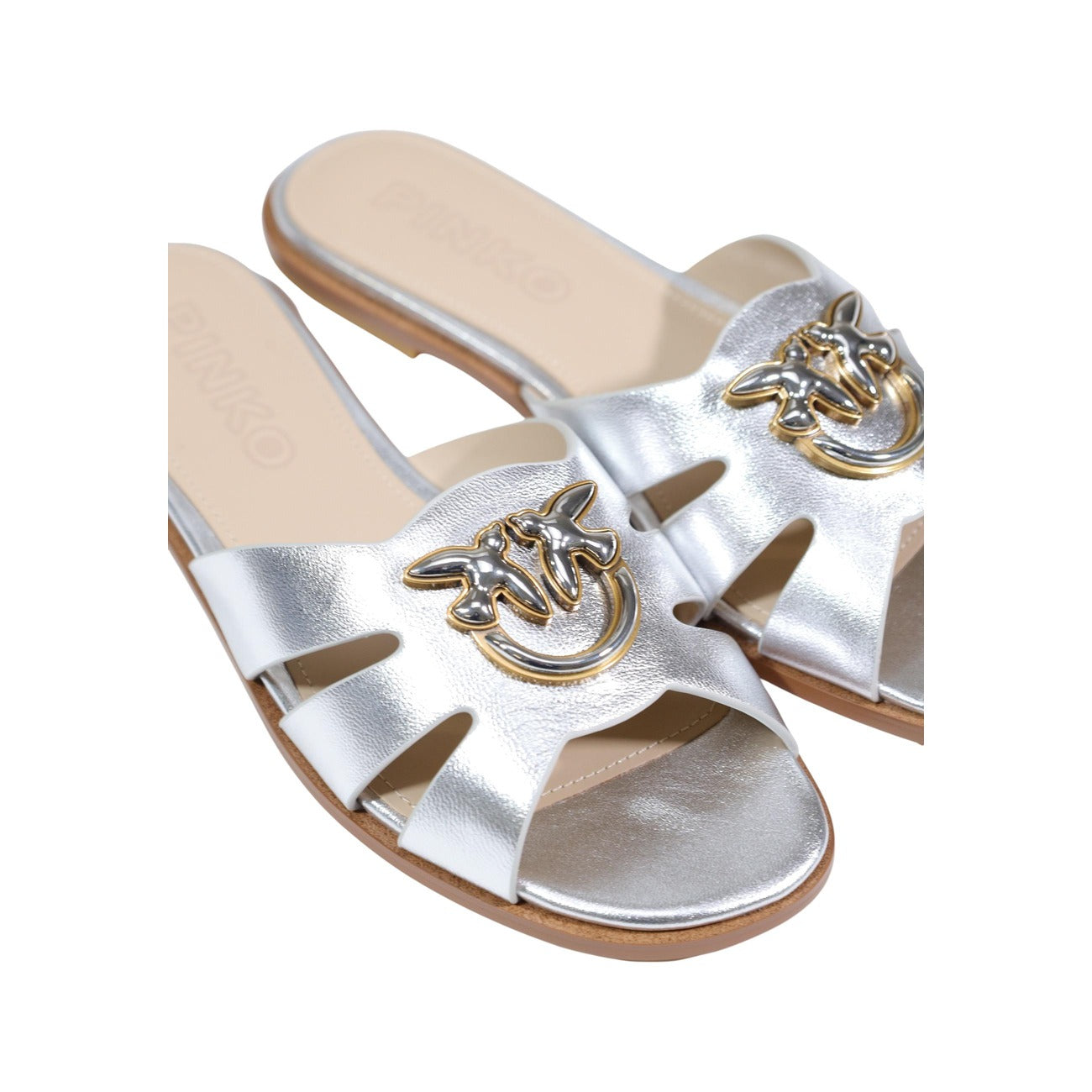 Ciabatte Pinko Milly 04 Argento; 100% Pelle. Fascia incrociata con logo metallico, suola piatta 1 cm, rivestimento interno in pelle. Stile sofisticato e versatile, ideale per outfit estivi ricercati.