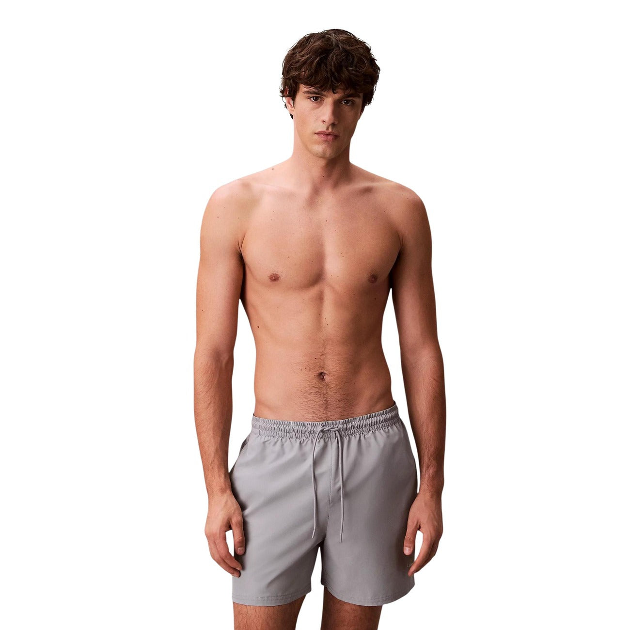Boxer Mare CK Jeans Grigio; 100% Poliestere Impermeabile. Coulisse regolabile, tasche anteriori e posteriori con velcro, slip in rete. Lunghezza media, asciugatura ultra-rapida, stile moderno. Vista frontale 