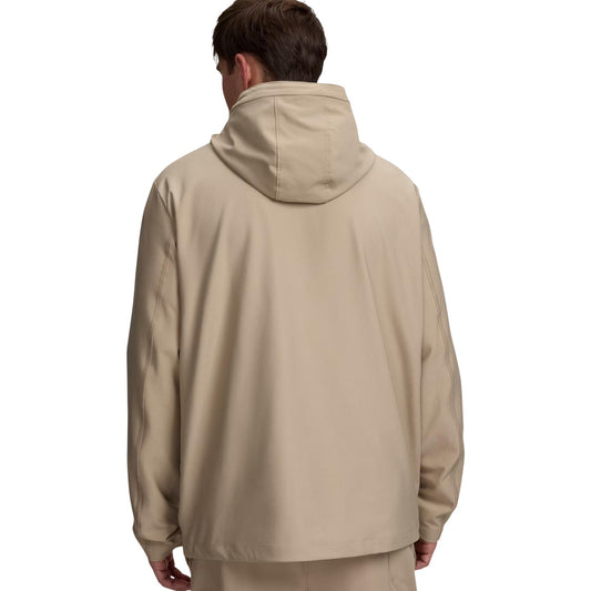 Giacca Uomo Beige Under Armour Unstoppable Woven; Capospalla leggero elasticizzato idrorepellente con cappuccio regolabile. Tasche con zip, chiusura centrale con cerniera, stile activewear e urban-streetwear. Posteriore 