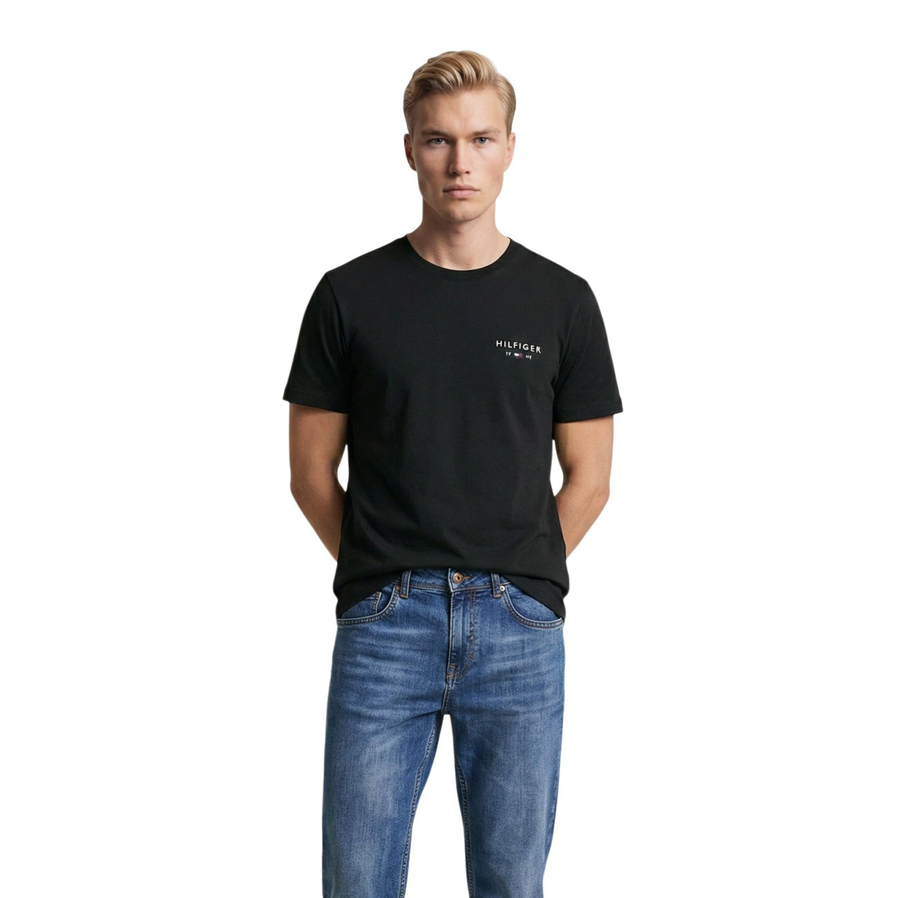 T-shirt Tommy Hilfiger nero; 100% Cotone. Logo Hilfiger ricamato, maniche corte, vestibilità regular. Capo quattro stagioni, traspirante e dallo stile casual premium.