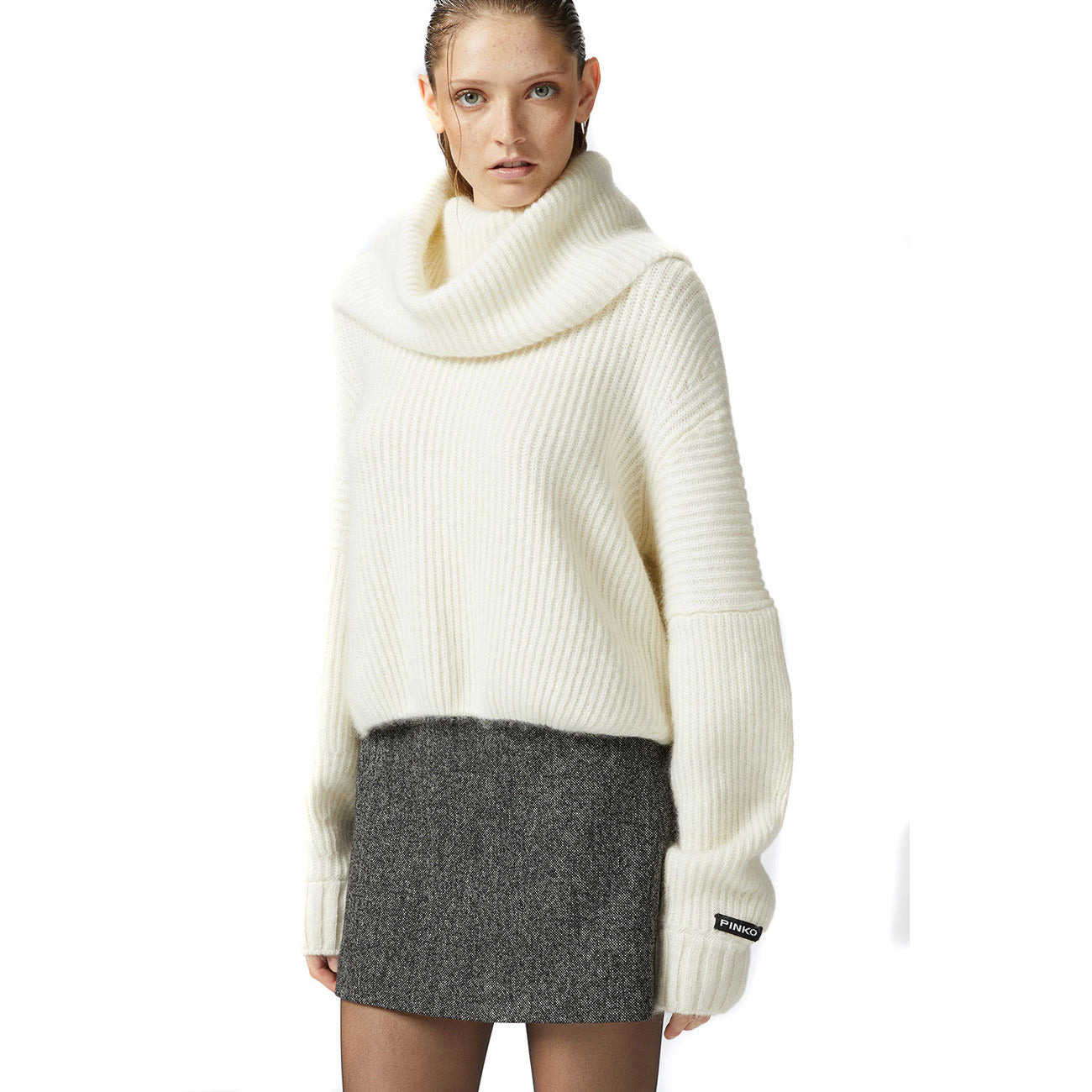 maglione bianco da donna, modello "Sphynx" di Pinko, realizzato in misto mohair lavorato a coste con un ampio collo sciallato e patch logo sulla manica. 
Vista frontale indossata da modella 