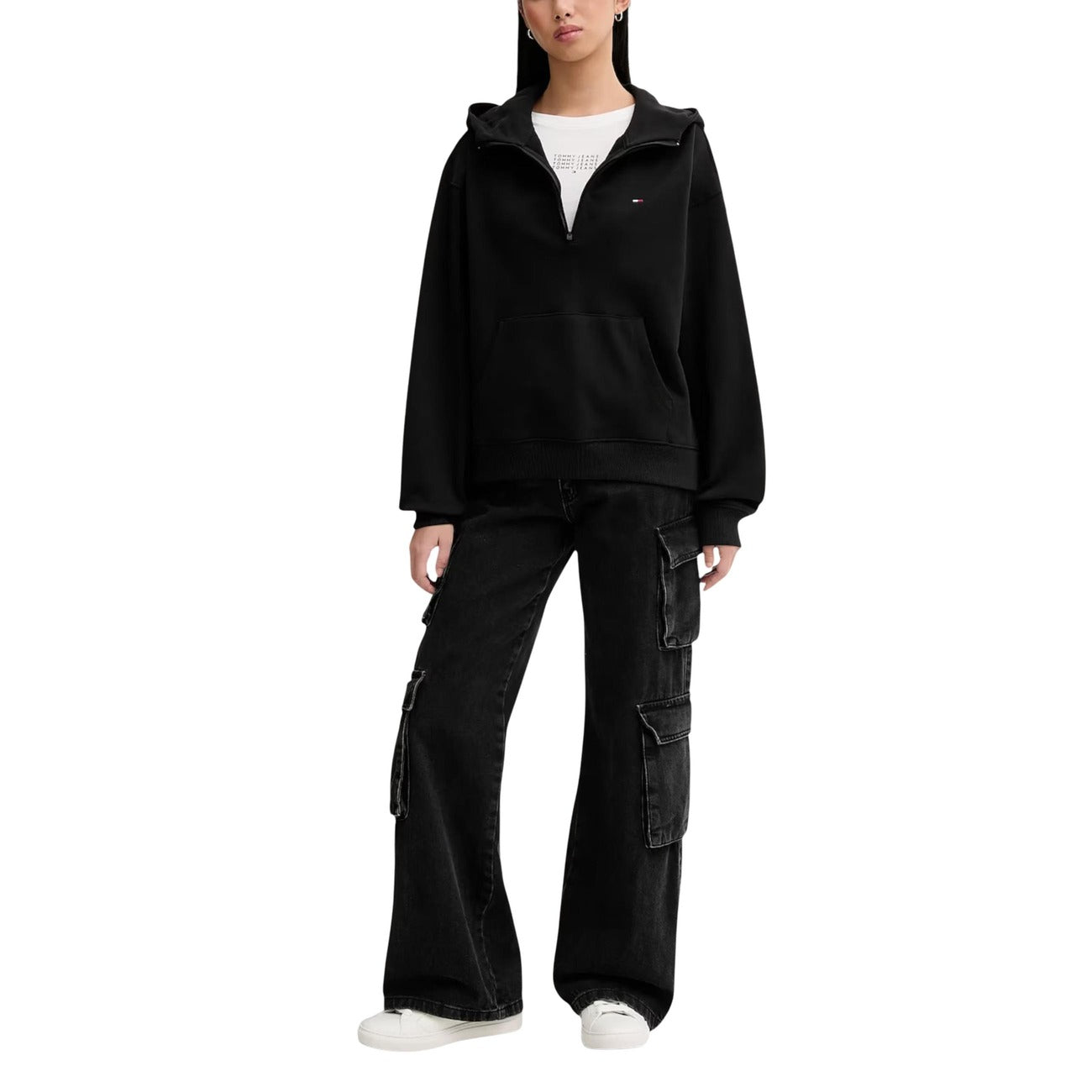 T-shirt Tommy Jeans DW0DW21841; 100% Cotone Rigenerato. Taglio regular, logo minimal stampato, jersey naturale. Maglia donna eco-friendly, versatile e traspirante per la PE26. Colore bianco vista frontale Figura intera 