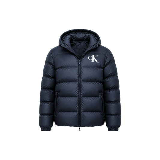 Piumino Calvin Klein uomo blu LV04RG513G. Giambotto pesante invernale in ecopiuma e nylon riciclato con logo CK, cappuccio, tasche con cerniera e vestibilità regolare normal fit.