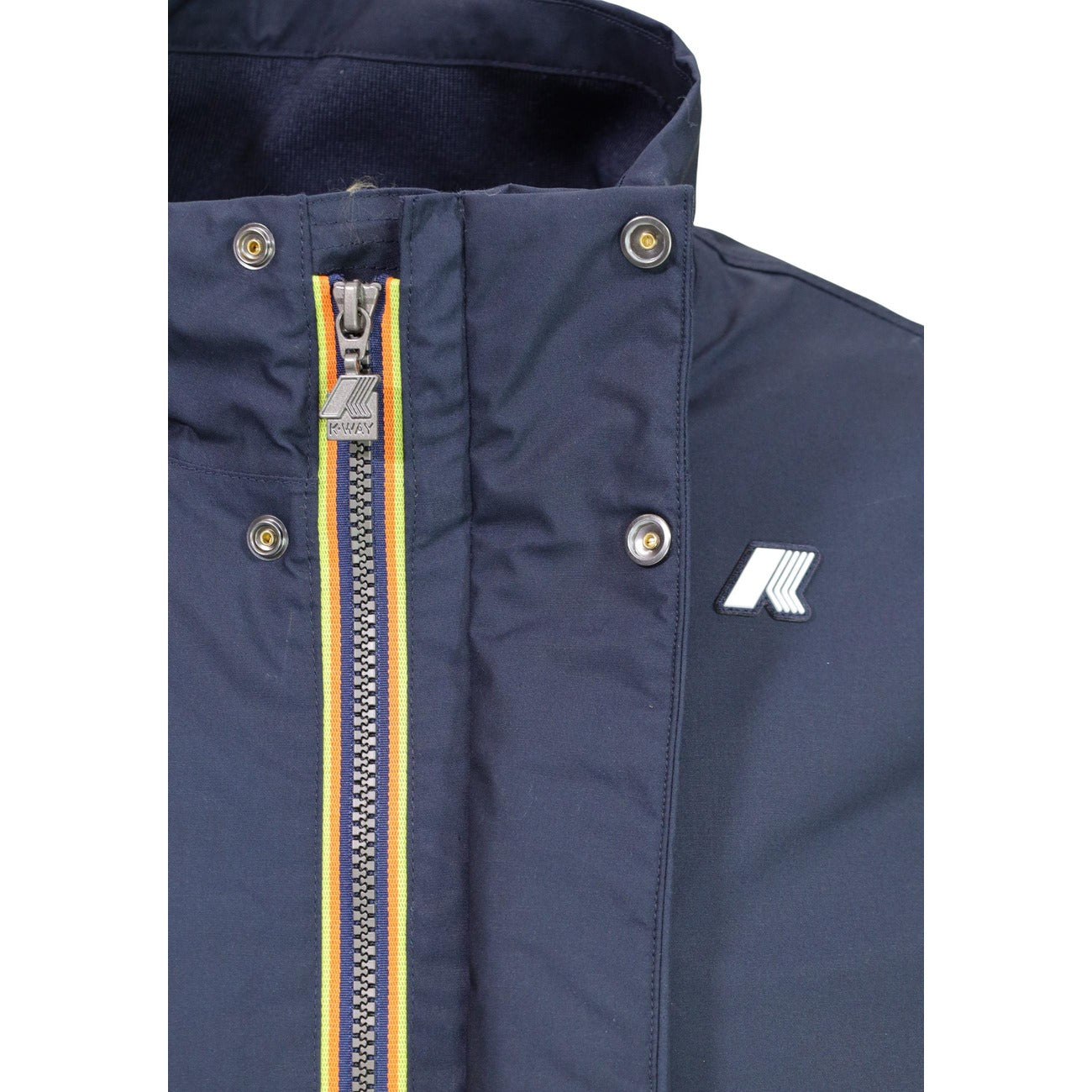 Giacca K-Way Arsene uomo blu K4157DW impermeabile. Giambotto corto urbano in misto cotone antipioggia con membrana isolante, resistenza acqua 8000 mm, zip con bottone a pressione e polsini a coste, abbigliamento autunno inverno.