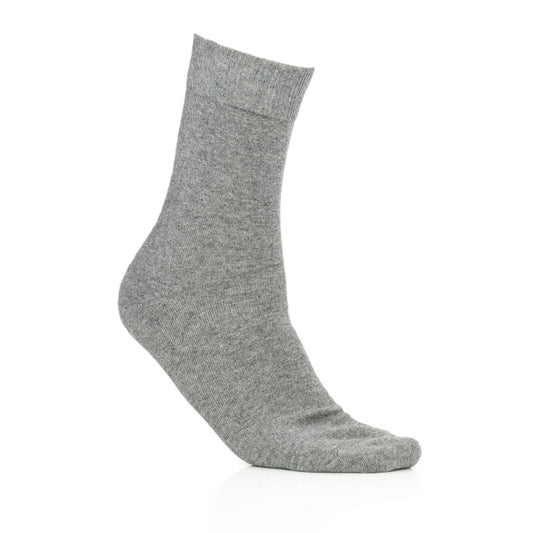 Calzini Uomo Jack & Jones Jens Sock; Grigio. 72% Cotone, 26% Poliestere, 2% Elastan. Lunghezza al polpaccio, traspiranti ed elastici. Stile casual/lavoro per ogni stagione.