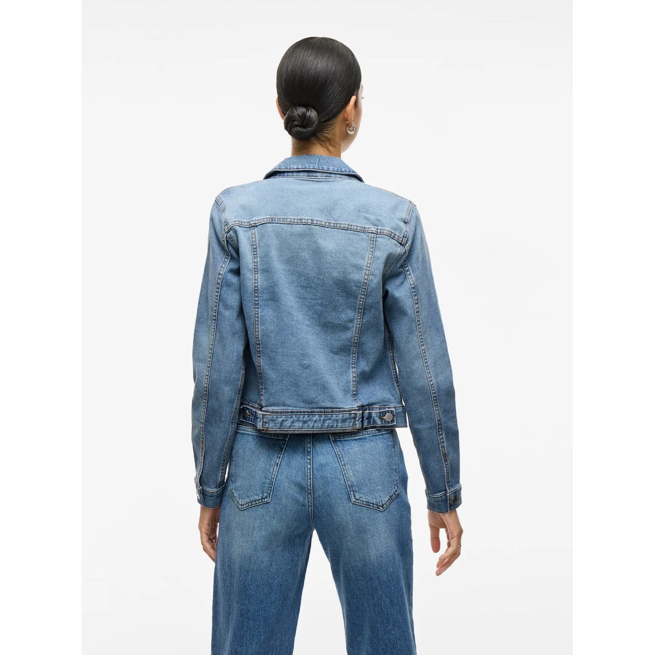 Giacca Denim Donna Azzurra Vila Clothes; Tessuto traspirante in cotone organico e poliestere con chiusura a bottoni. Tasche sul petto e anteriori, colletto classico e maniche lunghe, stile casual primavera-estate. Posteriore 