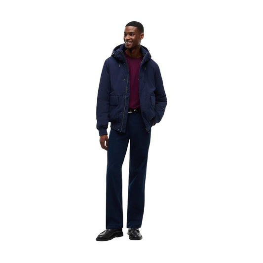 Bomber blu uomo Tommy Jeans DM0DM22032C1G. Giambotto imbottito blu navy antivento e idrorepellente con cappuccio, polsini a coste e patch Tommy.
