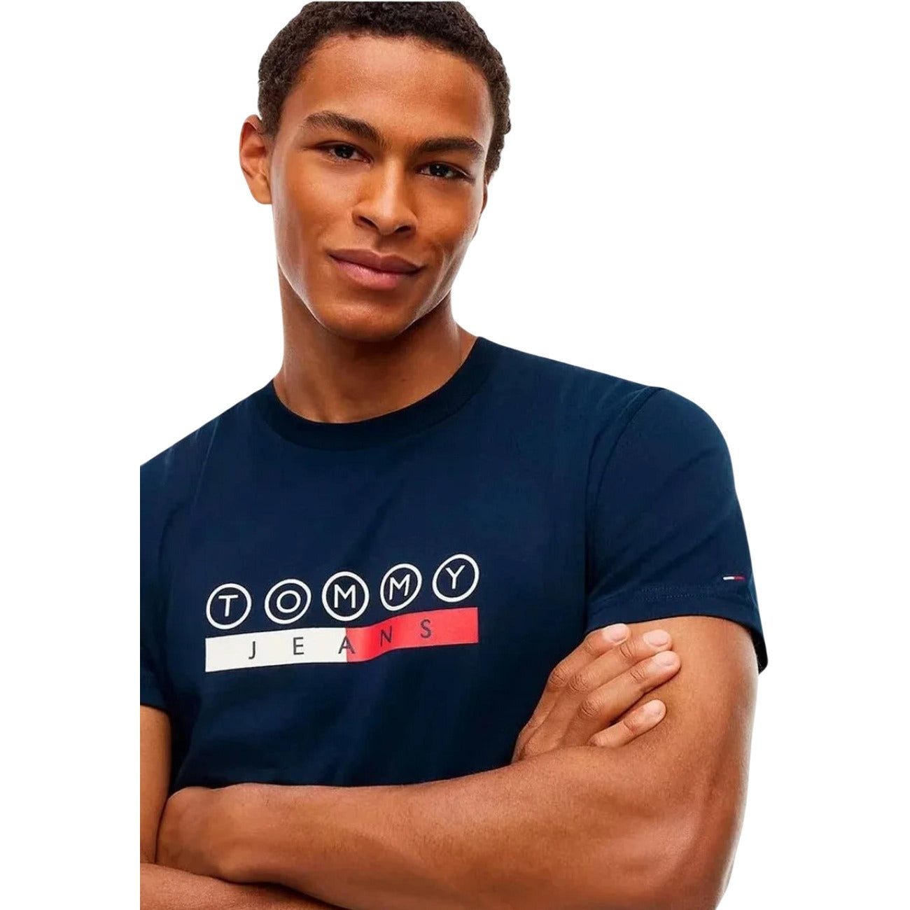 T-shirt Tommy Jeans blu uomo DM0DM23715. Maglietta da uomo blu a maniche corte in cotone rigenerato ecosostenibile con girocollo e stampa grafica logo Tommy Hilfiger sul petto, t-shirt casual e streetwear.