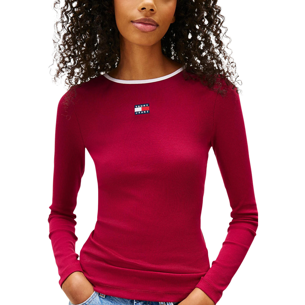 T-shirt manica lunga scollata sul retro Tommy Jeans; cotone stretch a coste, slim fit, distintivo logato. Finitura a contrasto, stile contemporaneo e femminile. Colore bordeaux 
