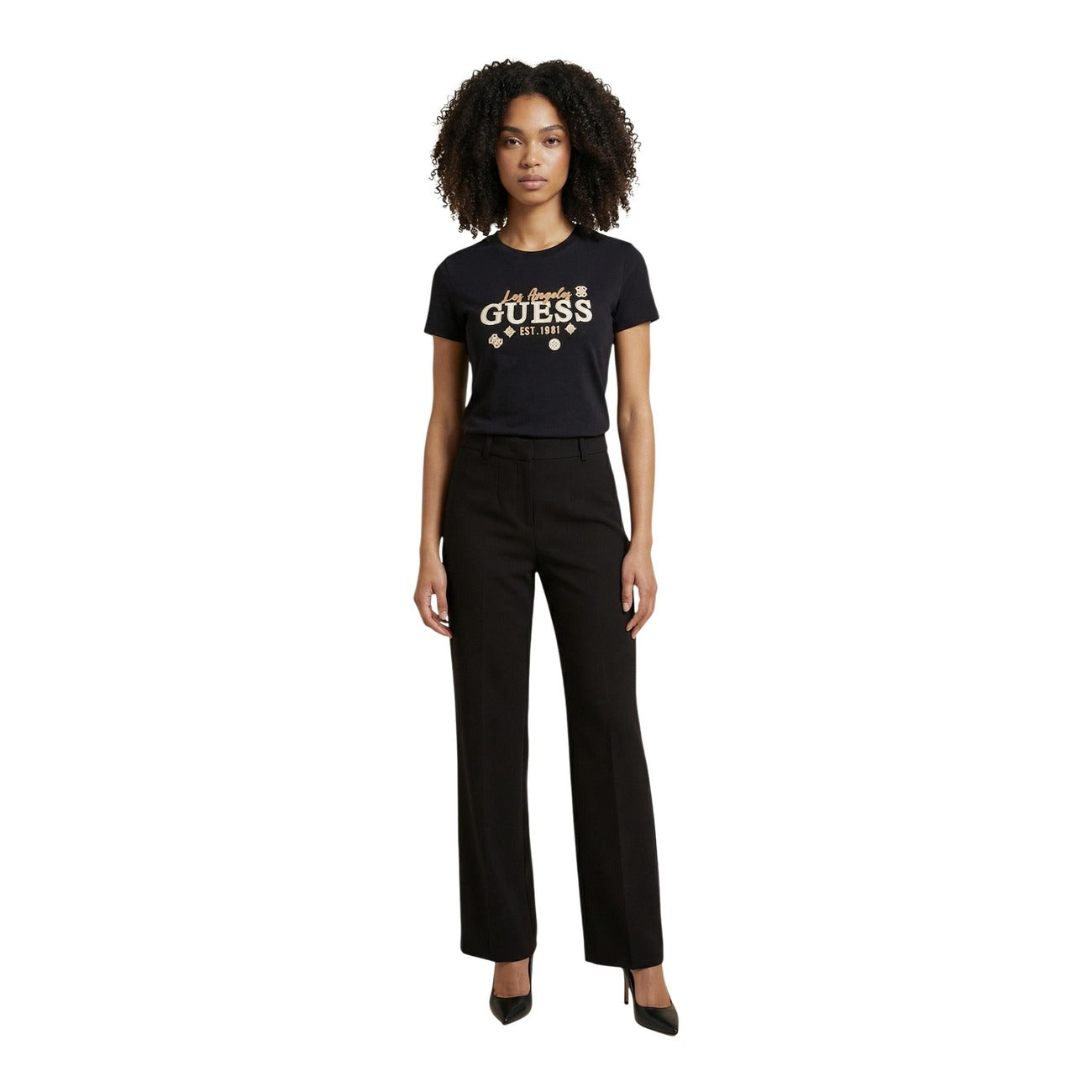 T-shirt nera maniche corte da donna Guess AGNES. Realizzata 100% cotone. girocollo classico, valorizzato dal logo Guess con dettagli dorati e scritta 'Los Angeles' stampata sul davanti. Vista frontale Figura intera 