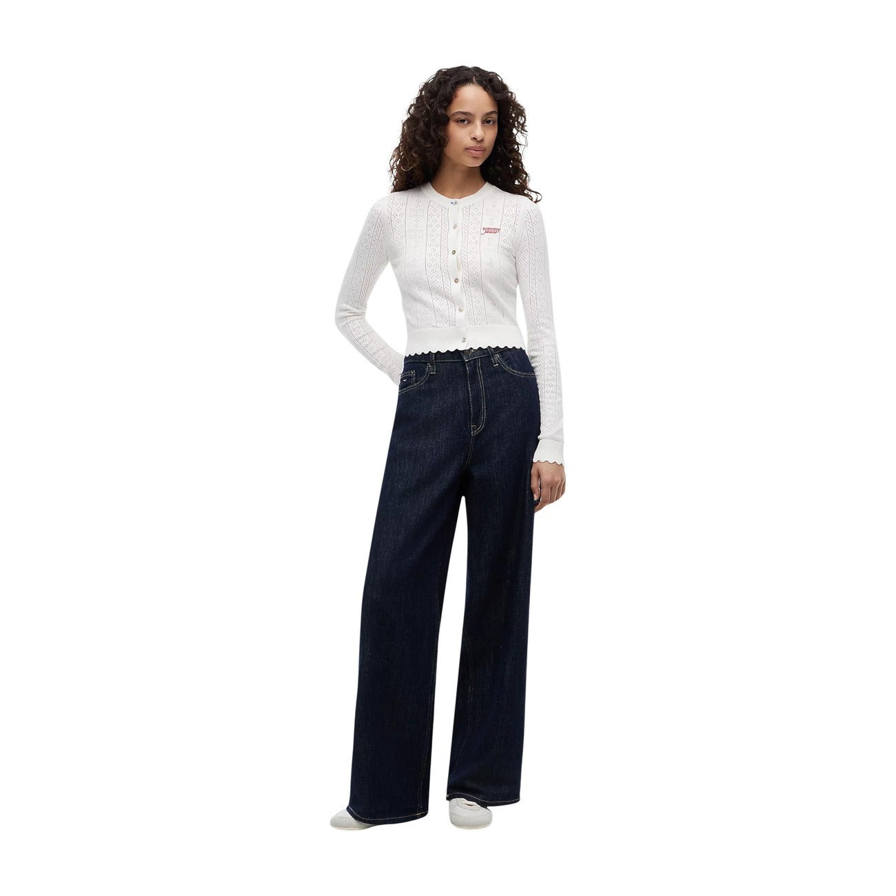 Cardigan Donna Bianco Tommy Hilfiger Jeans; Maglia slim fit traforata a maniche lunghe con bottoni, scollo tondo e motivo pointelle a bandierine. Dettagli smerlati, stile preppy casual e raffinato. Figura intera frontale 