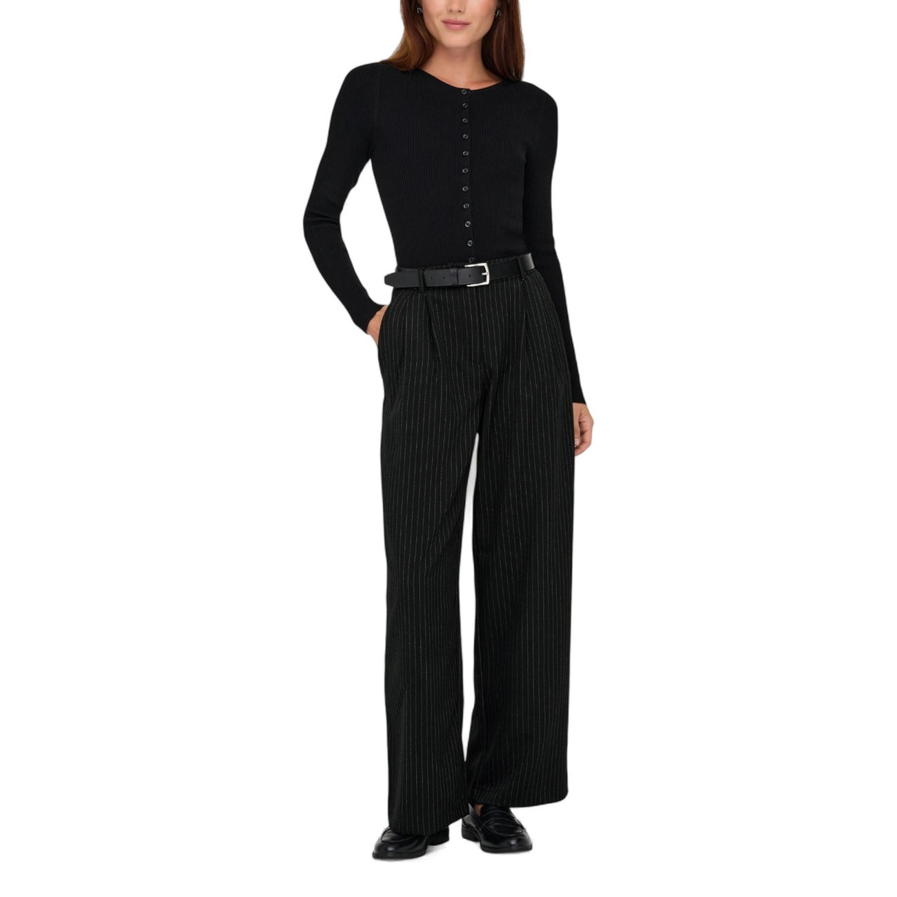 Only Pantaloni Palazzo Gessati nero. vita alta con pinces, tessuto fluido e sostenibile. Design slanciante con riga verticale, perfetto per un guardaroba professionale e moderno. Vista frontale figura intera 