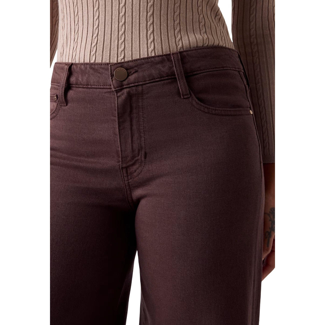 Jeans Guess Sexy Palazzo; Denim Stretch con TENCEL™ Modal. Wide Leg, vita bassa, 5 tasche. Jeans donna ecosostenibili dalla morbidezza superiore e vestibilità fluida. Colore marrone vista frontale dettaglio bottone
