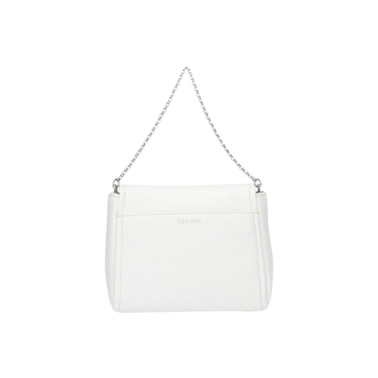 Calvin Klein Emblem Crossbody; 100% Poliuretano. Bianco effetto martellato, tracolla a catena, logo metallico. Borsa piccola elegante 14x5x5 cm, chiusura con zip. Vista posteriore 