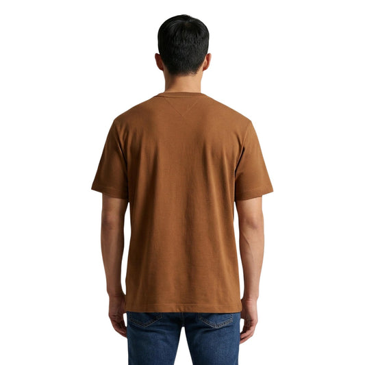 T-shirt Tommy Hilfiger Marrone; 100% Cotone Rigenerato. Regular fit, logo piccolo ricamato, collezione sostenibile. Leggera, versatile e ideale per outfit casual estivi. Vista posteriore 