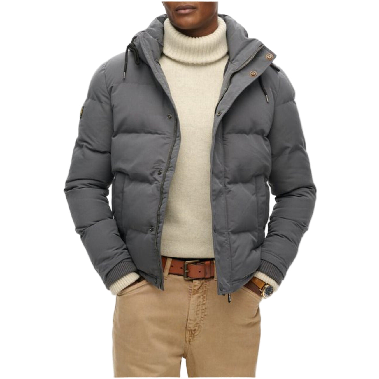 Superdry Everest Short Puffer; 100% materiali riciclati, trattamento idrorepellente, cappuccio imbottito. Calore estremo e vestibilità perfetta per l'inverno. Vista frontale colore grigio 