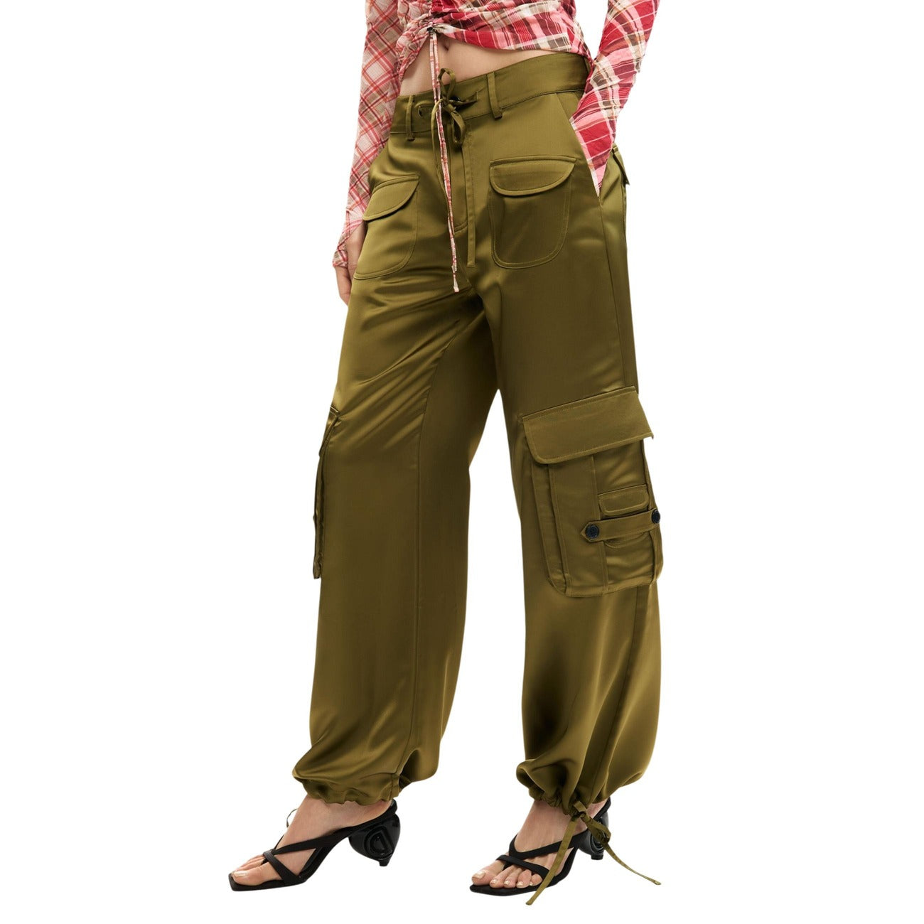 Pantalone verde lungo stile cargo di colore liscio con effetto satinato, molteplici tasche, fondo con cordino regolabile e chiusura con zip, bottone e cordino.