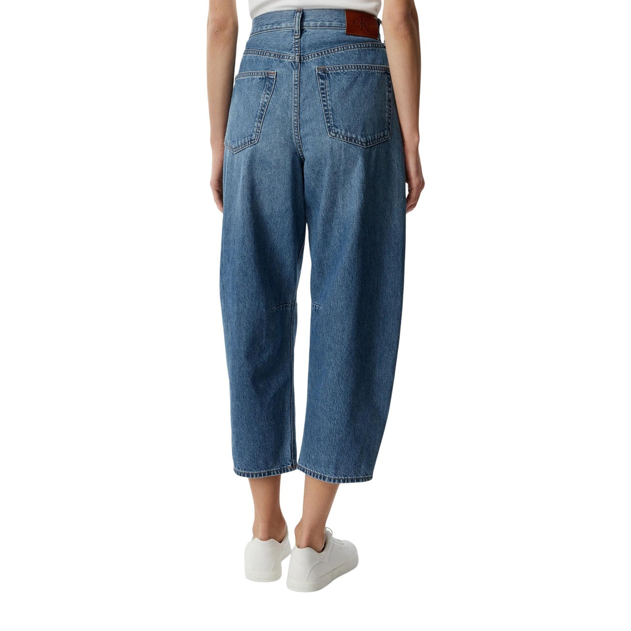 Jeans Calvin Klein Jeans donna blu modello LV047G748G. Pantaloni in denim mom fit regular in 100% cotone tinta unita, caratterizzati da taglio cropped alla caviglia, cinque tasche classiche e salpa con logo posteriore, stile casual per quattro stagioni.