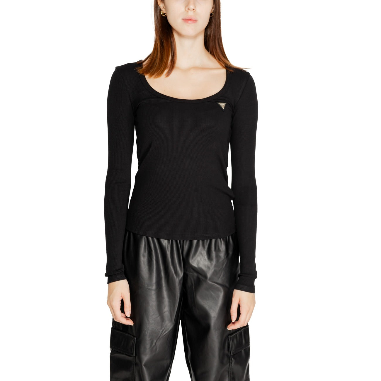 Maglia Guess Active nera donna V4BP07 K8RT2. T-shirt da donna nera a costine in viscosa elasticizzata con scollo rotondo e logo metallico sul petto, maglietta aderente casual da mezza stagione.
