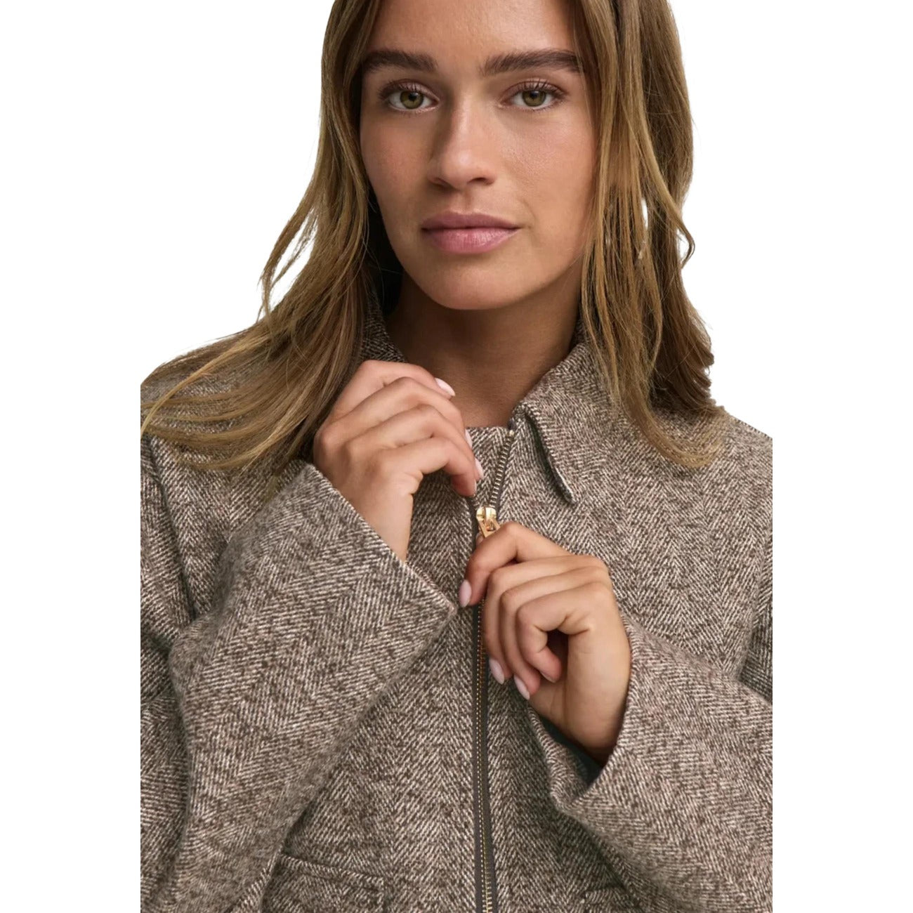 Giacca corta marrone donna Jacqueline De Yong 15376697. Giambetto autunnale marrone cioccolato in 100% poliestere con colletto classico, cerniera frontale e tasche sul davanti.