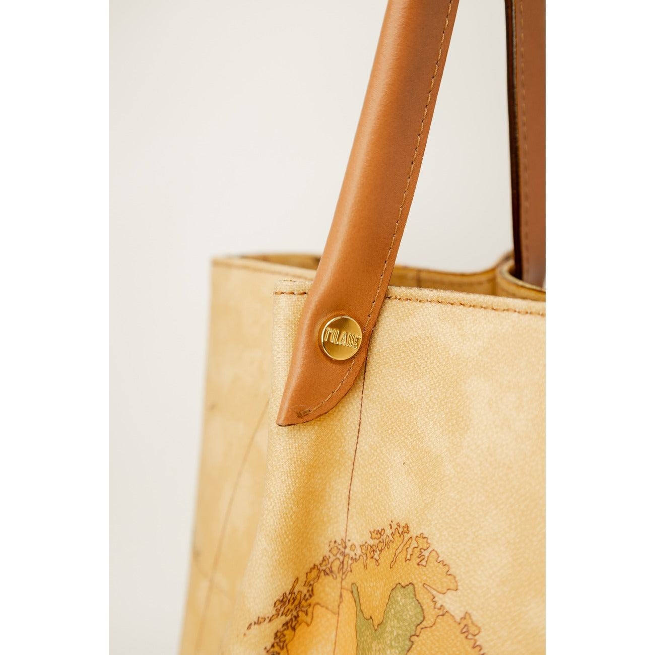 Borsa Shopper Maxi Donna Alviero Martini Prima Classe; Beige Geo Classic. 40% Pregiata pelle, chiusura superiore con zip, doppi manici a spalla e scritta logo in metallo. Profilo sottile e scomparto extra-large (45x40 cm), stile Heritage. Dettaglio 