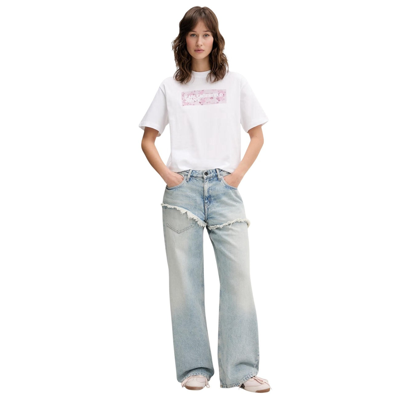 T-shirt Karl Lagerfeld Jeans Bianca; 100% Cotone Organico. Logo floreale frontale, vestibilità relaxed, scollo tondo. Tessuto leggero e traspirante, stile casual-elegante. Figura intera