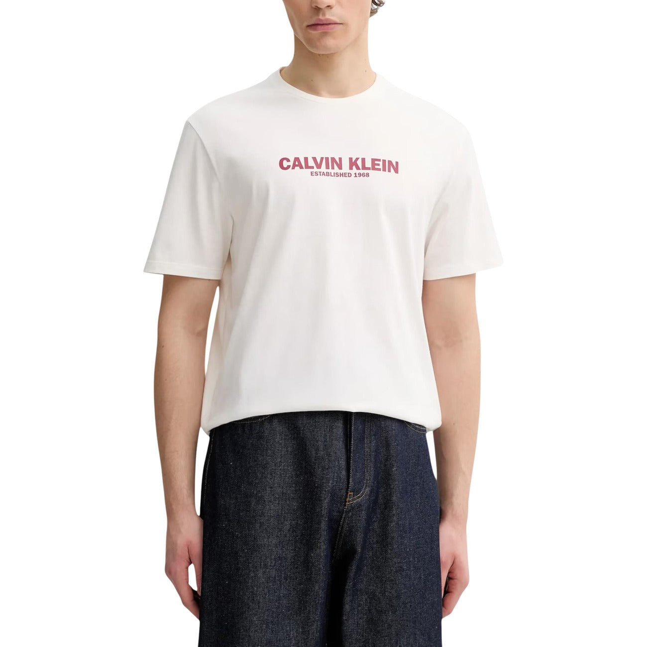 T-shirt unisex Calvin Klein GRAP; 100% cotone jersey, stampa grafica, regular fit. Girocollo a maniche corte, stile moderno e traspirante. Colore bianco 