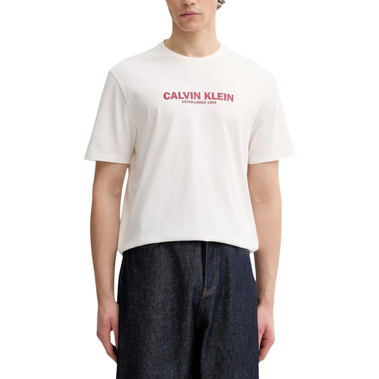 T-shirt unisex Calvin Klein GRAP; 100% cotone jersey, stampa grafica, regular fit. Girocollo a maniche corte, stile moderno e traspirante. Colore bianco 