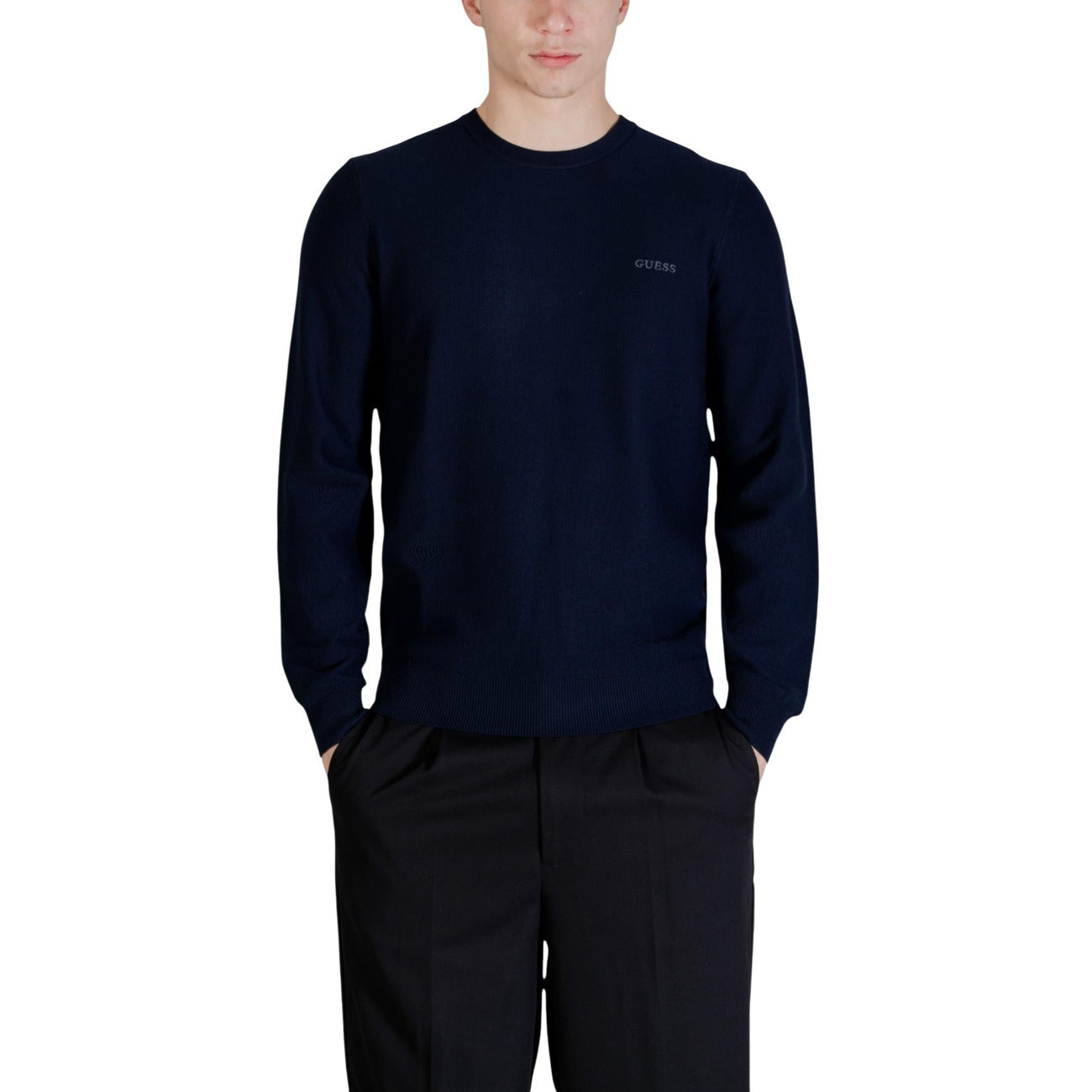 Maglia Guess Karim; Blu. 70% Lyocell, 30% Poliestere. Lavorazione piqué, girocollo, logo ricamato. Tessuto morbido e traspirante, stile casual elegante. Vista frontale 