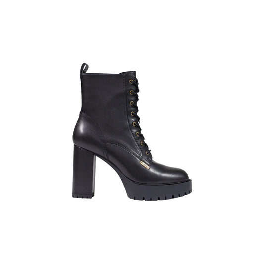 Stivaletti Pinko CLARA 03 neri tacco alto donna SD0581P001. Anfibi eleganti in pelle nera con tacco largo squadrato da 10 cm, fondo con carrarmato, zip laterale per la calzata e logo applicato, scarpe da donna mezza stagione.