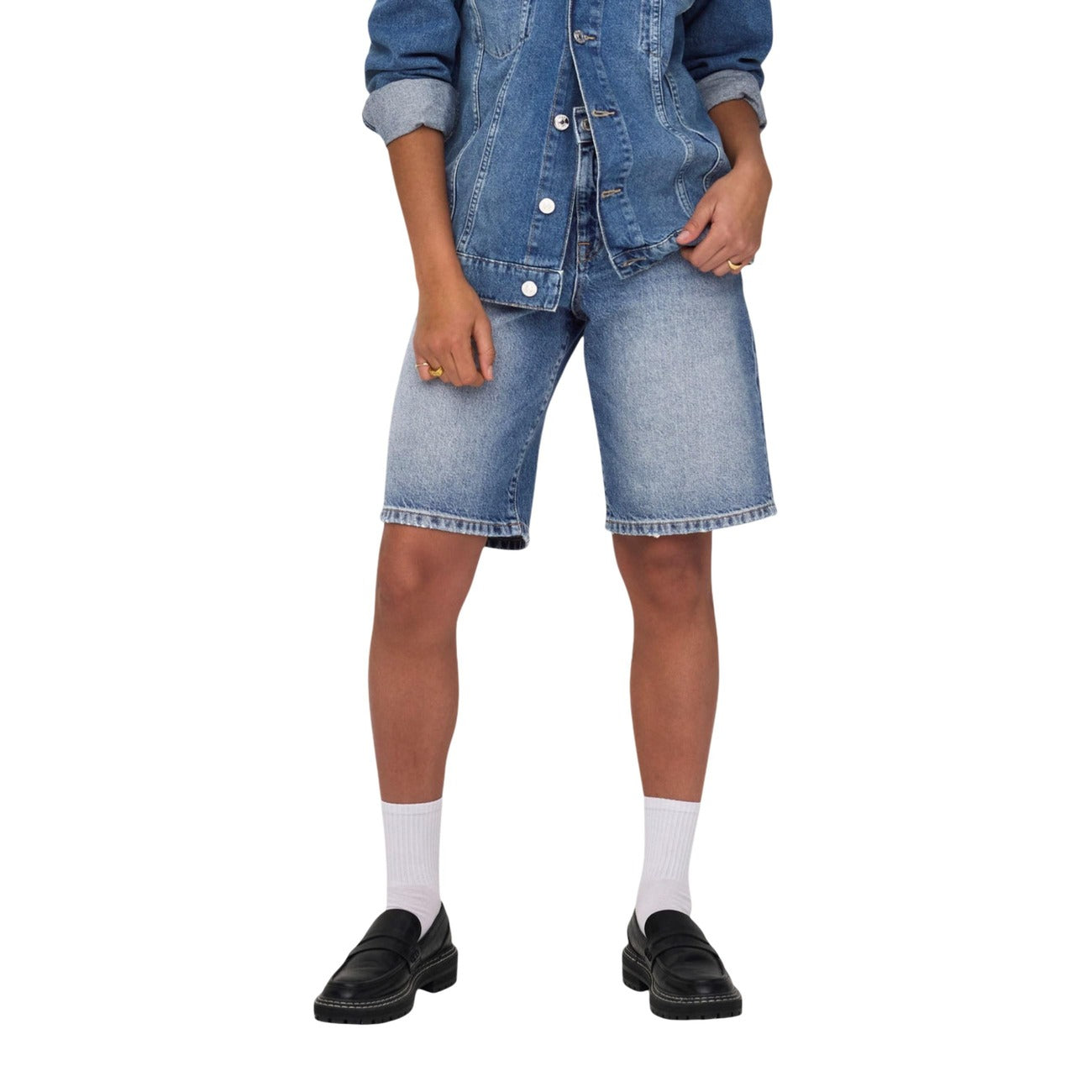 Bermuda Jeans Baggy Fit; 100% cotone naturale. Chiusura a bottoni, vita media, cinque tasche. Shorts ampi, traspiranti e ultra-comodi per la stagione PE26. Vista frontale 