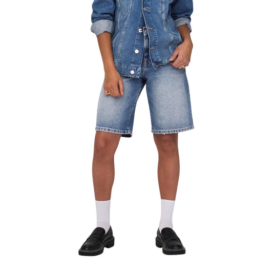 Bermuda Jeans Baggy Fit; 100% cotone naturale. Chiusura a bottoni, vita media, cinque tasche. Shorts ampi, traspiranti e ultra-comodi per la stagione PE26. Vista frontale 