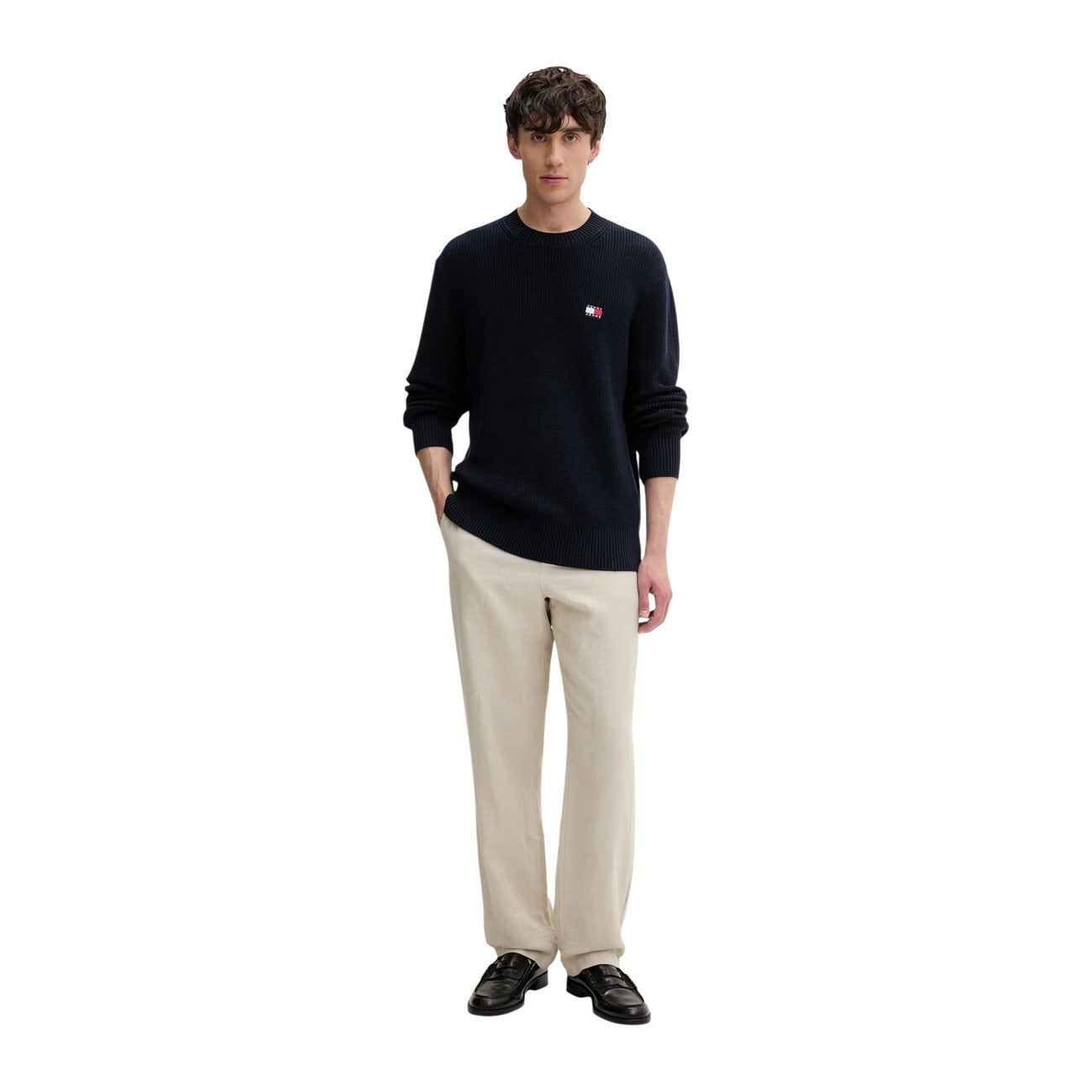 Maglione Tommy Jeans uomo blu DM0DM20923. Pullover a girocollo in cotone sostenibile con lavorazione a maglia spessa, maniche lunghe, bordi a costine e logo classico applicato sul petto.