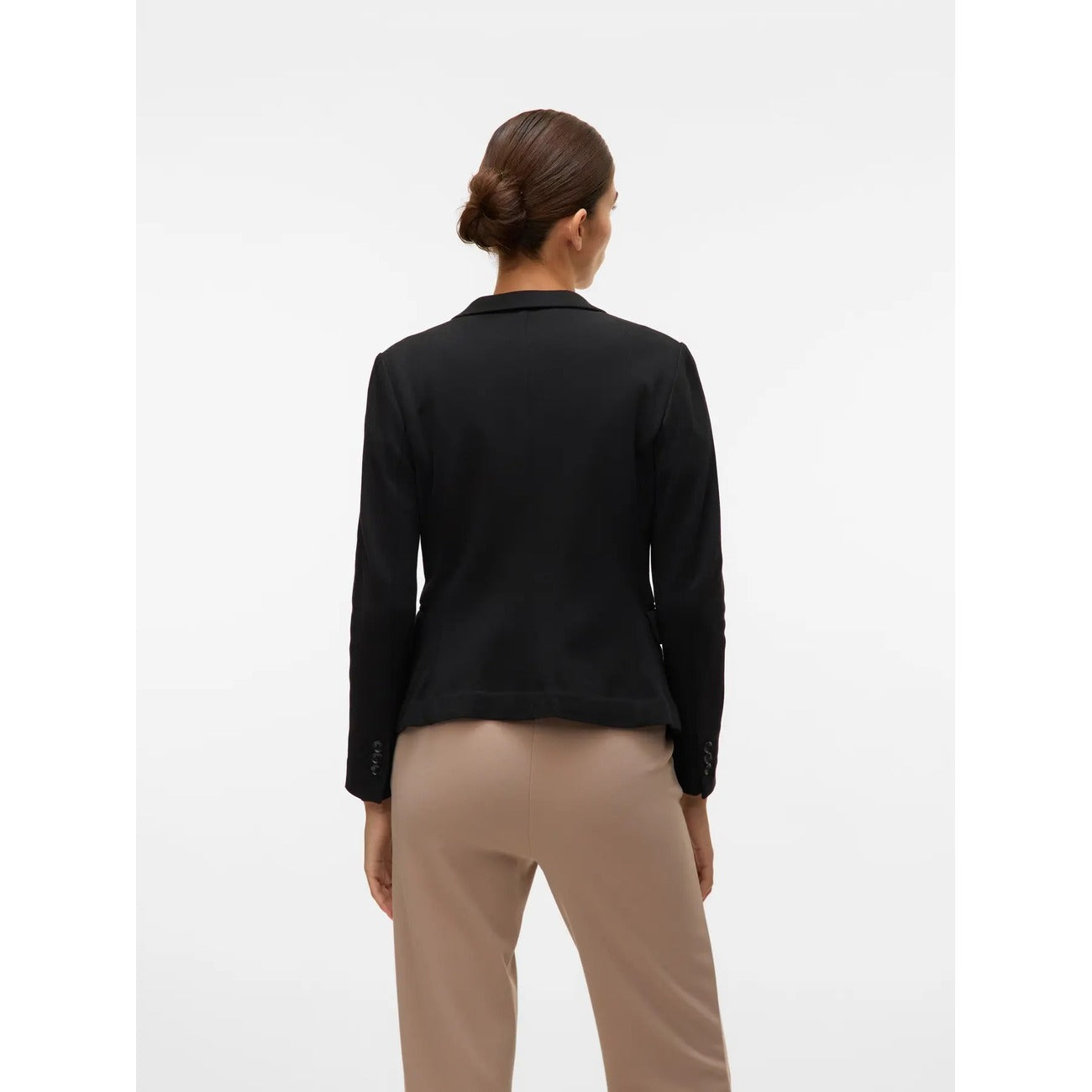 Blazer Monopetto Donna Nero Vero Moda; Giacca regular fit in misto cotone e poliestere con scollo a V e colletto a reverse. Maniche lunghe e chiusura con bottoni, stile casual-chic primavera-estate. Posteriore 