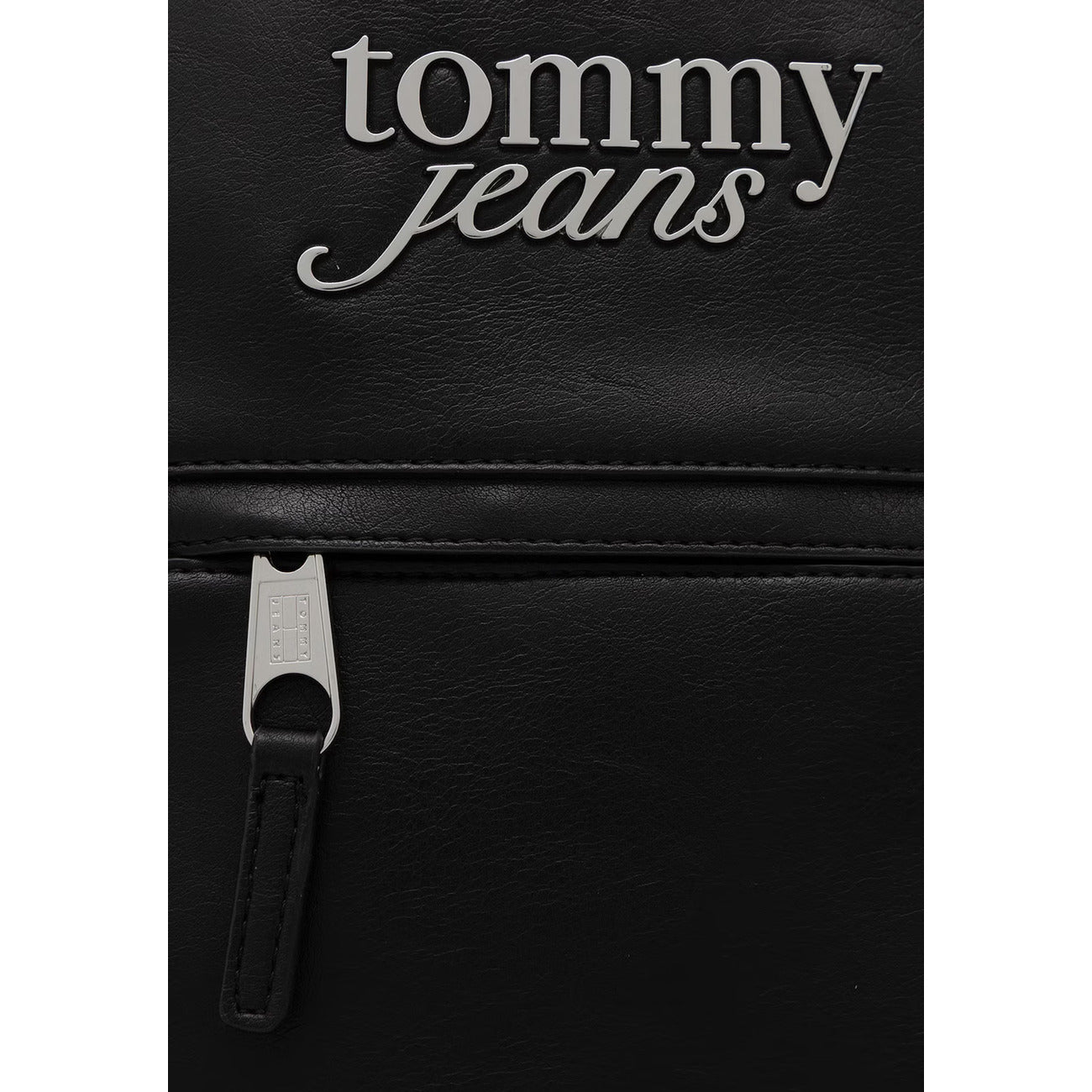 Mini Zaino Donna Tommy Hilfiger; Nero. Struttura in poliuretano, chiusura con zip metalliche, tasca frontale esterna e spallacci regolabili imbottiti. Patch logo Tommy Jeans in rilievo, misure micro e capienti (20x27,5 cm) Dettaglio 
