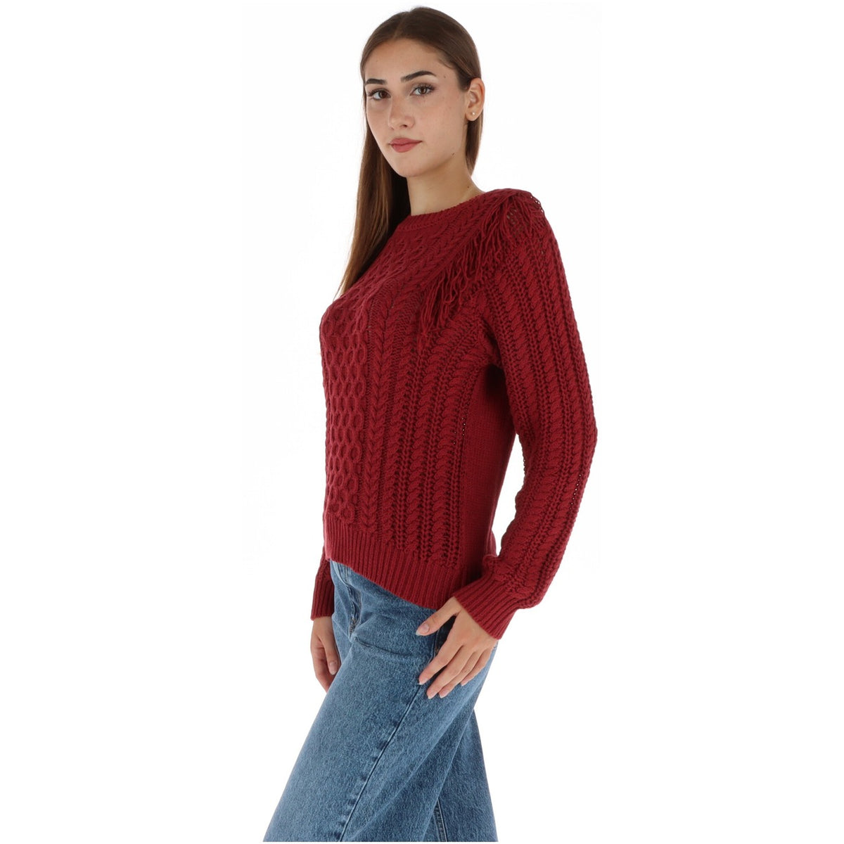 Maglione rosso donna Pepe Jeans PL7000183. Maglia lavorata ad intreccio in cotone e acrilico con dettagli frange sulle spalle e maniche a palloncino.